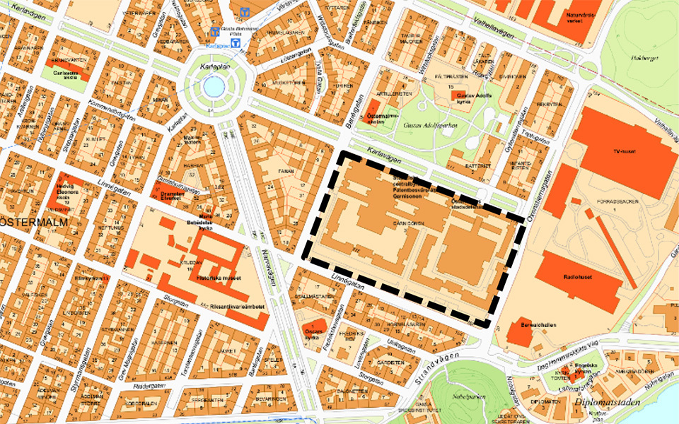Kartbild över delar av Östermalm med Karlaplan, Karlavägen och bostadskvarter ner mot Strandvägen. Planområdet Garnisonen är markerat med en svart streckad linje. 